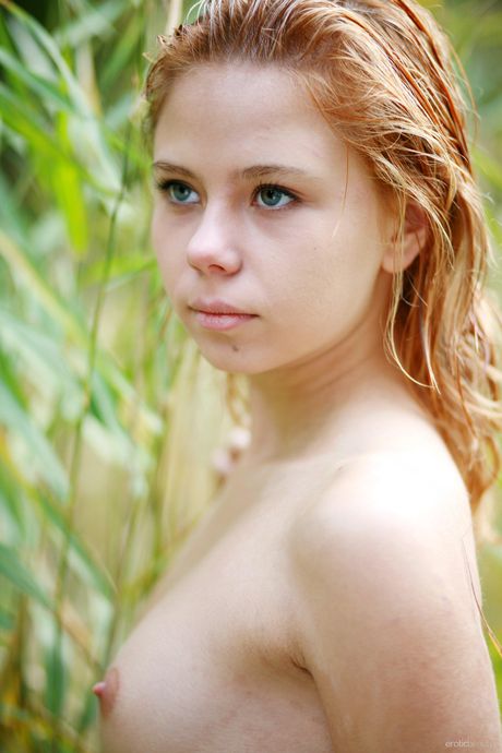 すらりとしたティーン、クリスタAがヌードを披露、小さなおっぱいと熱い足を露わにする。
