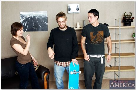 Sexig mamma Wendy Taylor får sin twat slickad och benad av en hängd stud
