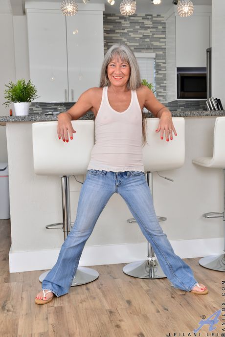 تُظهر الجدة الناضجة ليلاني لي ثديها الصغير والكسر المحلق
