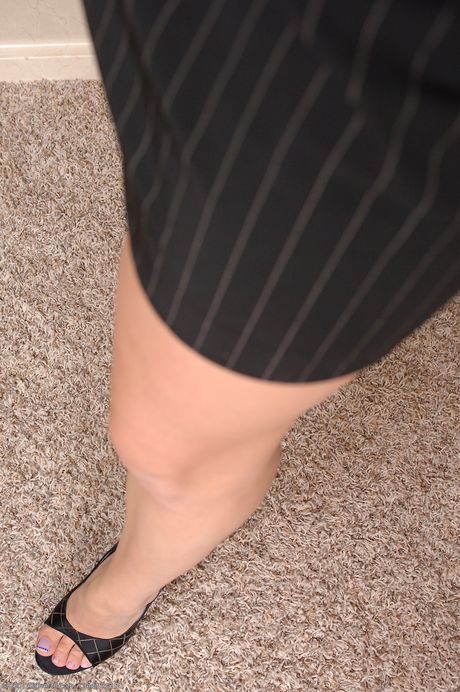 Mature amateur Kala shows off her big ass & her sexy feet in a solo