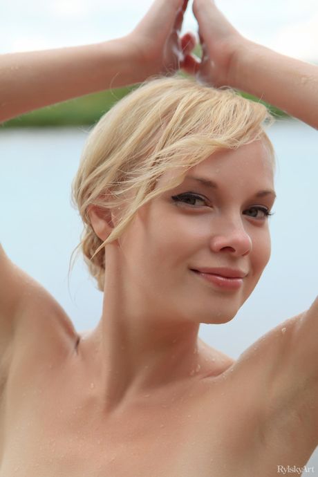 금발의 러시아 피오나가 부두에서 알몸으로 포즈를 취하고 큰 엉덩이와 가슴을 보여줍니다.
