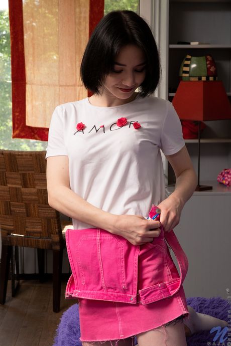 ナージャは、裸になって遊ぶのが大好きな若くてセクシーな女の子だ。
