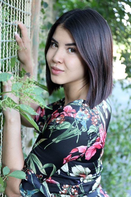 Nice teen Lady Dee strips naked and poses outdoors in high heels