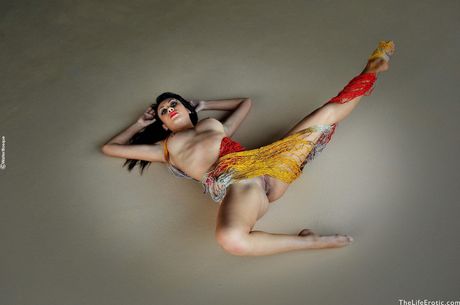 Solo girl Tamara displays her beautiful body in the nude