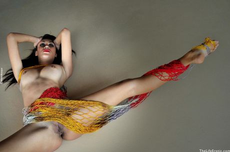 Solo girl Tamara displays her beautiful body in the nude