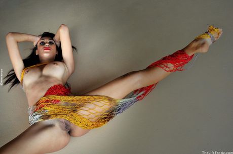 Solo girl Tamara displays her beautiful body in the nude