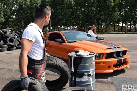 Sexy Latina Baby Nicols dà a un meccanico un pompino all