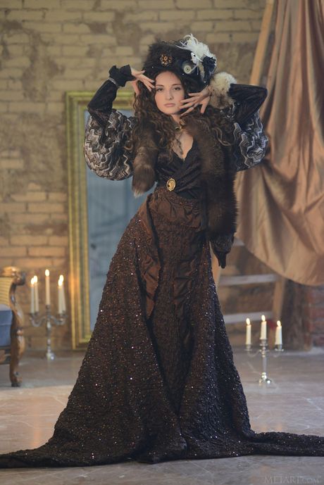 Selte Teen Jasmin A quita su lencería y medias para posar desnudas
