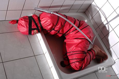 Sexy ungarsk miho lechter blir bundet opp og dusjet med kaldt vann
