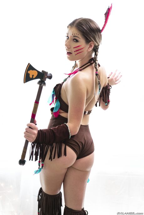 Het jonge meisje is gekleed in een kostuum dat lijkt op een Indiaan
