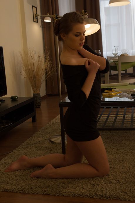 年轻美貌的 Eveline E 在裸体时玩弄自己的乳头和阴部
