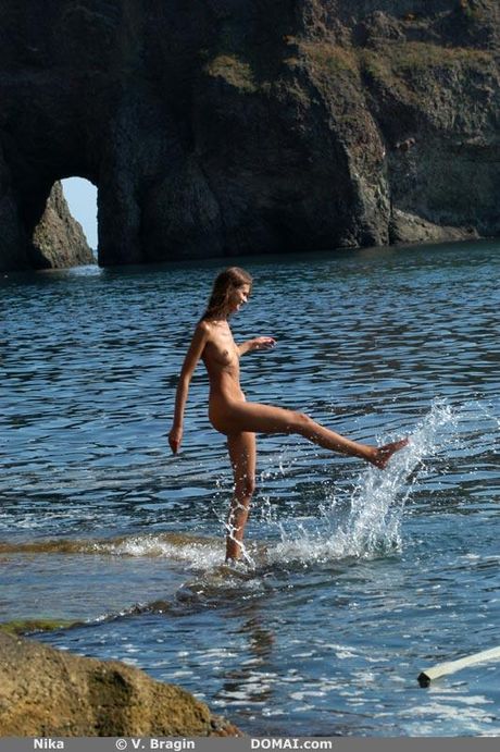A adolescente esbelta Nika R mostra seus peitos pequenos e bunda quente no chuveiro ao ar livre
