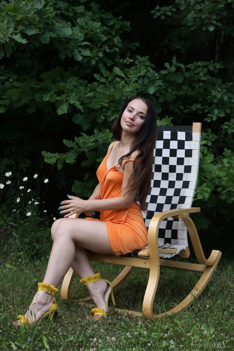 Skinny Blonde Nicole V -Models, die ganz alleine vor Anziehungskraft sind
