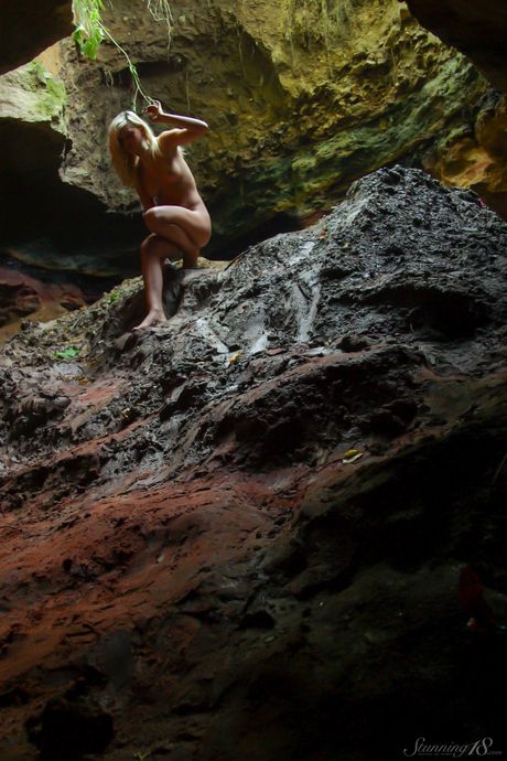 Adolescente loiro Quinby B poses completamente nus em um poço
