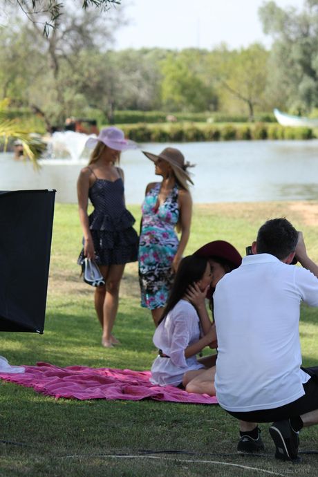 Heiße blonde Jo und ihre Freundin Blue Angel haben einen lesbischen Dreier mit einem Mann auf dem Land
