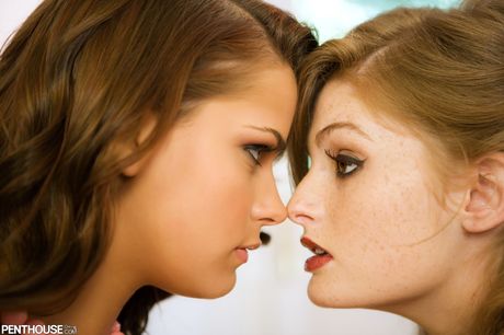 Hete lesbiennes Meggan Mallone & Faye Reagan likken elkaars kutjes
