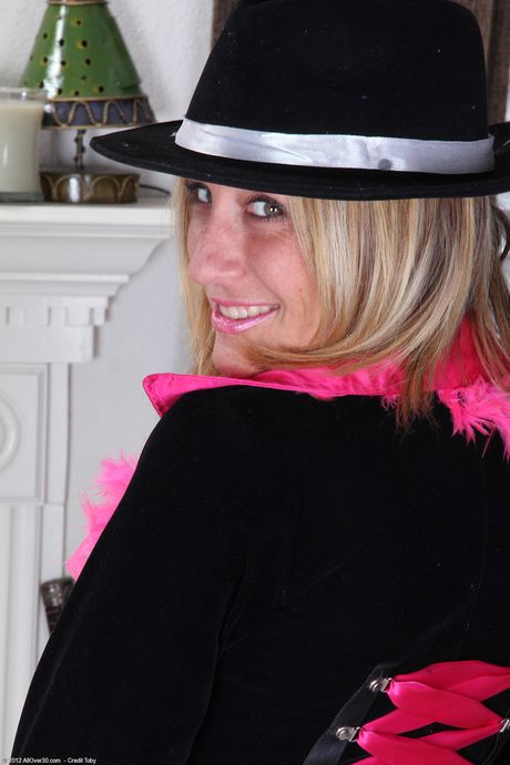 Amateur Milf Chance pronkt met haar grote kont en haar heerlijke poesje
