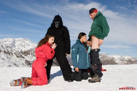 La sexy húngara Privra le lame y perfora el coño al aire libre
