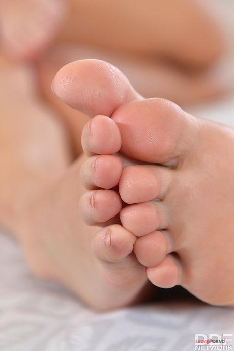 Französische Lesben Tiffany Doll & Brigitte lecken sich gegenseitig Füße und Fotzen
