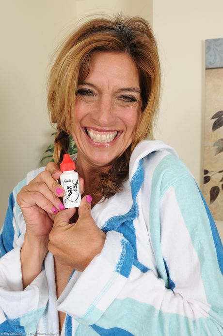 Mature woman Monique paints her body and goes naked