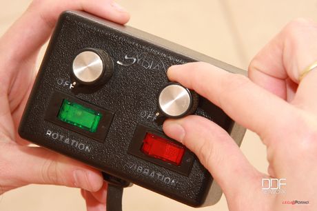 Cougar hongrois Stella joue sa chatte poilue avec un gode après avoir dépouillé
