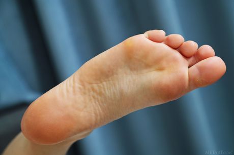 すらりとしたティーン、キーラ・ブルーが眼鏡とランジェリーを脱いでヌードを披露
