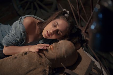 Emily J ist eine sexy Brünette mit einer haarigen Muschi und der Liebe zum Fingern
