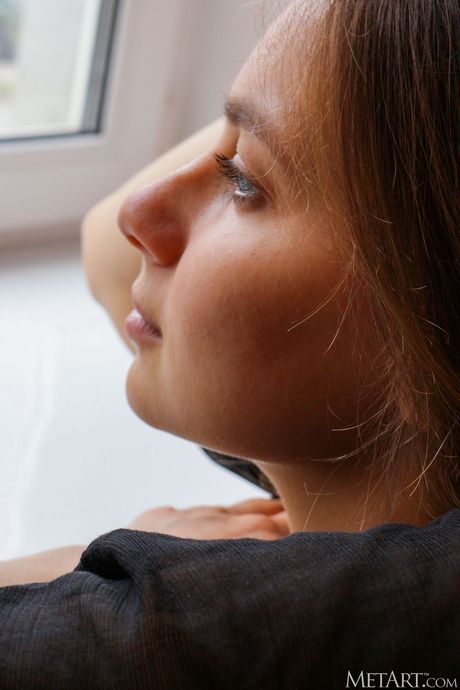 Mooie tiener Marta Fien verwijdert haar lingerie en hoge hakken om naakt te poseren
