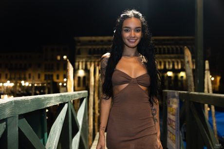 セクシーなラテン系女性ドゥルセ、ベニスで短いドレスを脱ぎ完璧な体型を披露
