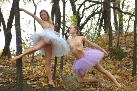 Ladys Ucranianos Uliya E & Vera C mostram seus corpos quentes em um campo
