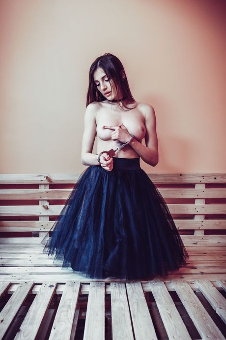 Sexy politikvinne Marlyn blir håndjern og knullet av sin kvinnelige kollega
