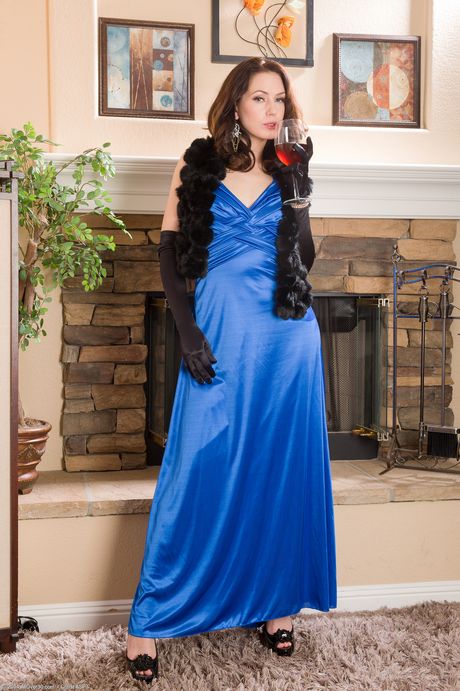 Amateur MILF Sarah Shevon shows her big ass and toys her pussy