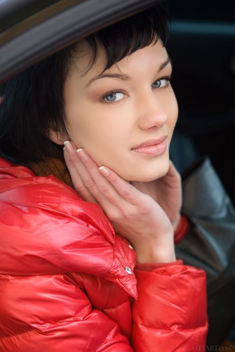 Smuk teen loreen a fjerner hendes lingeri for at udgøre nøgen i et køkken
