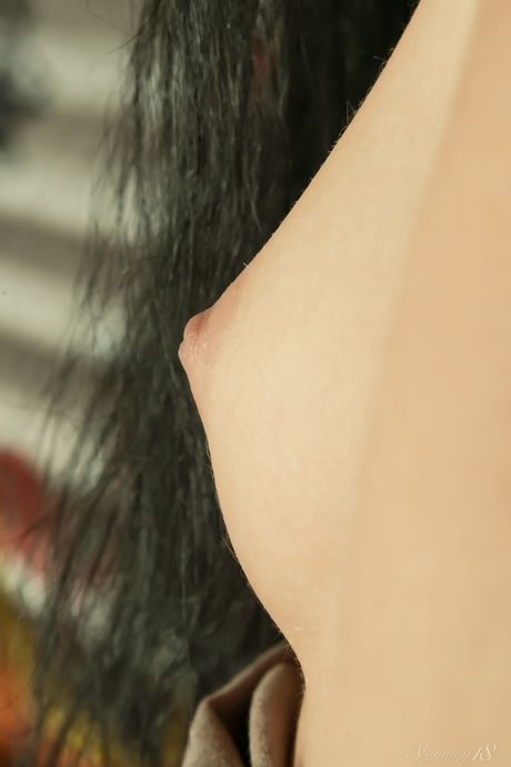 لطيف في سن المراهقة Melba W يحصل عارية تمامًا على السرير أثناء الحركة الفردية
