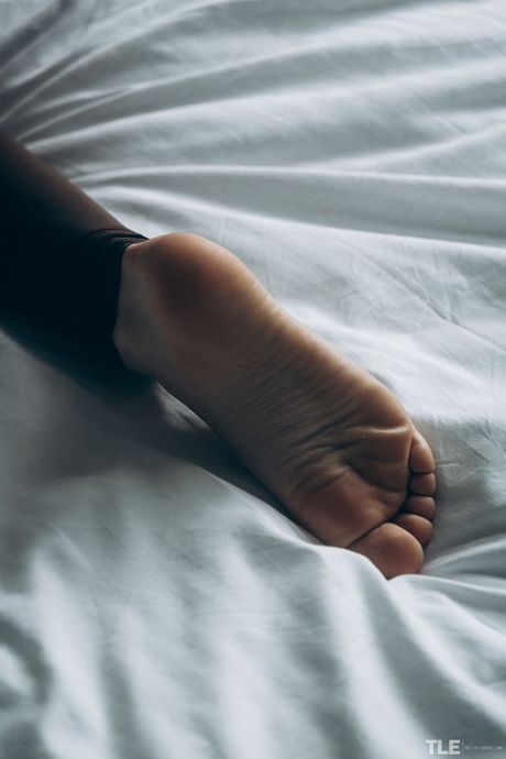 La entrañable adolescente Kendra u quita un traje de gato negro antes de tocar su coño con un consolador
