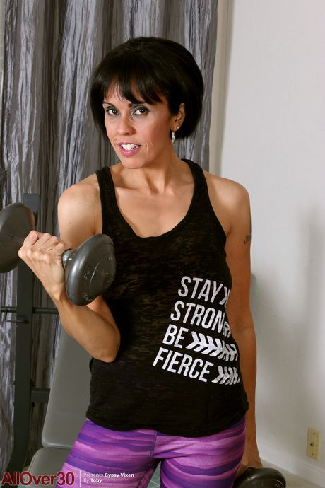 熟れたブルネットのジプシー・ヴィクセンが大きなブーツと美味しそうなアソコを見せつける
