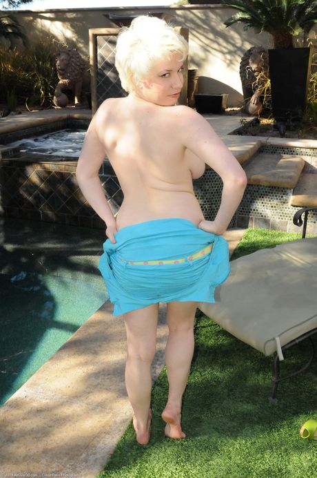 Short-haired MILF Goldie Ray shows her big ass & toys with a dildo