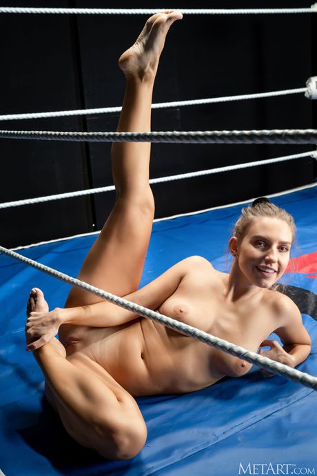 Fleksibel teen jayla de Angelis bliver nøgen i et badeværelse før brusende
