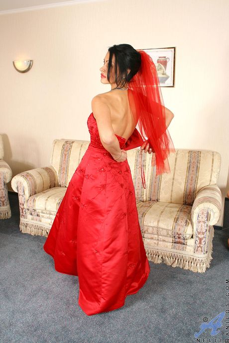 Mature Latina Nelli shows her big ass and masturbates in a solo