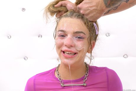 Seksowna blondynka Tiffany Watson przelewa jej tyłek przez Bryana
