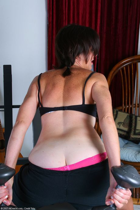 Sporty mature Sydney shows her big ass and hairy muff in a solo