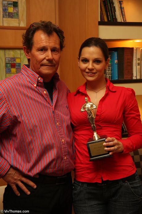 ホットなティーン・ガール、イヴ・エンジェルとジョーがパーティー中にニーソックス姿で裸になる。
