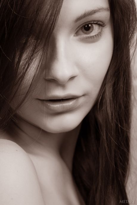 Mager cutie indiana a remsar sin rena bodysuit och retar med sin heta
