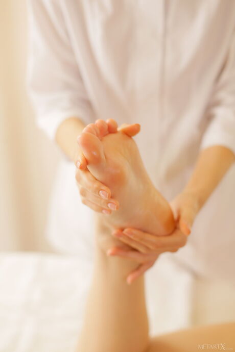 레즈비언 마사지를 위해 알몸이 된 멋진 십대 소녀 알렉토와 수지
