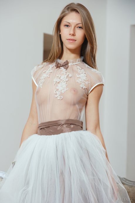 Adolescente delgada Katherine A presenta sus pequeñas tetas y poses desnudas
