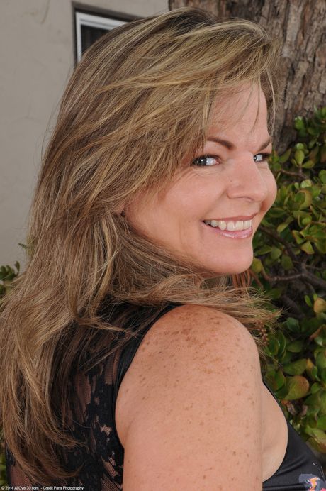 Chubby mature lady Marie Michaels shows her big ass and hairy muff