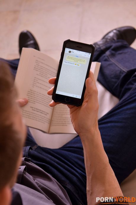 Bionda sexy Nikki Hill seduce il suo amico con una gonna corta e tacchi
