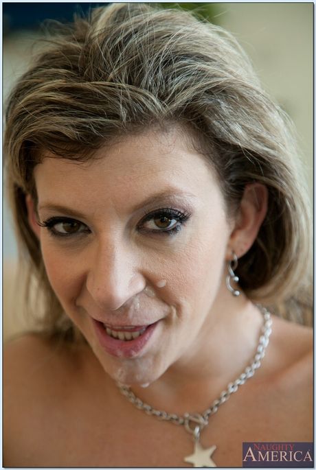 Busty Brunette Sara Jay lizała tyłek i pieprzy się w bikini
