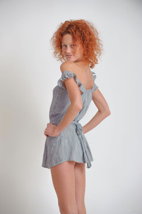 Svelte Teen Natalie Red onthult haar kleine tieten en poseert naakt in een solo
