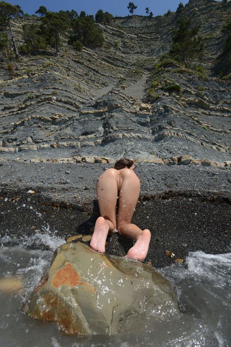 Pretty Teen Nensi B démontre ses gros seins et pose nus
